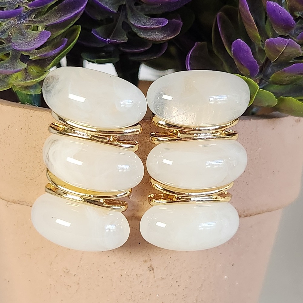 Gold Tone Triple Tier Marbled Cream Resin Oval Post Earrings Modernist 1.25"